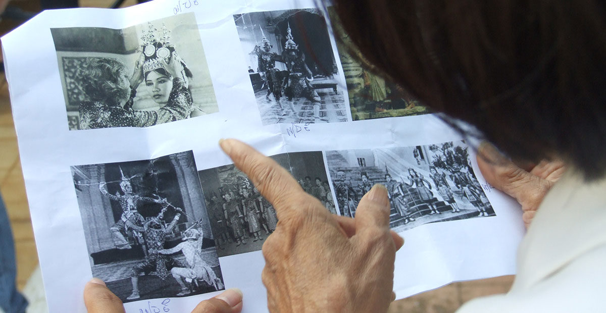 La beauté du geste, un film de Xavier de Lauzanne - S.A.R. Buppha Devi devant les archives danse Cambodge ballet