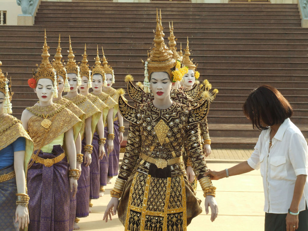 La beaute du geste, un film de Xavier de Lauzanne - S.A.R. Buppha Devi donnant un cours danse Cambodge ballet